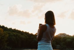 8 Best Apps for Solo Travelers to Meet People and Stay Connected (2026)