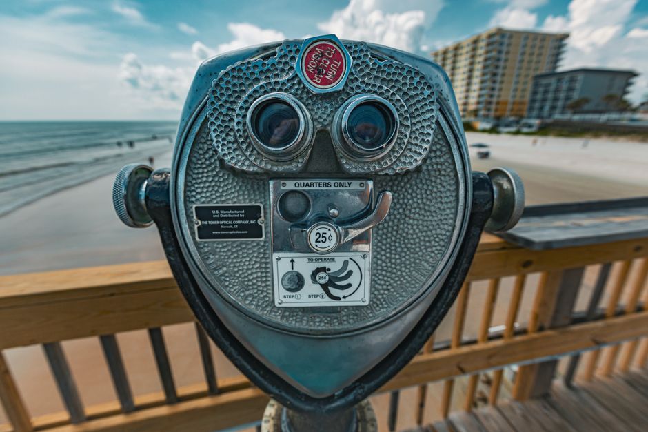Close-up of a coin-operated viewer overlooking Daytona Beach, showcasing the ocean and hotels.