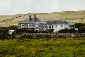 Ireland Hotel Prices January: Ireland Hotel Prices in January: Why Rates Drop and How to Book Smart